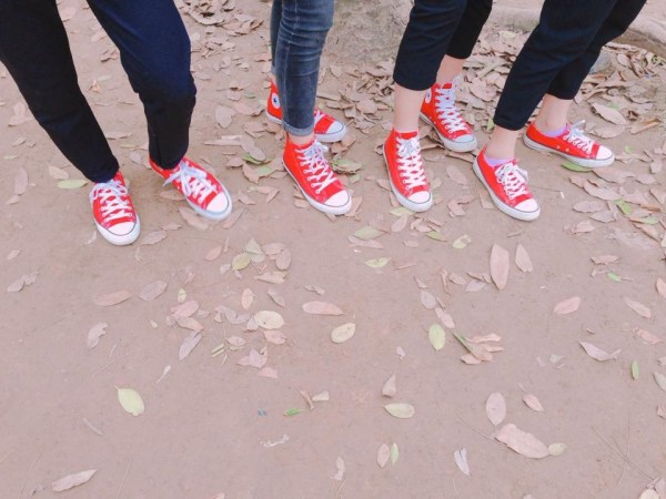 Trào lưu mới: Sau đồng phục lớp, đến lượt... dép lớp, giày lớp lên ngôi!